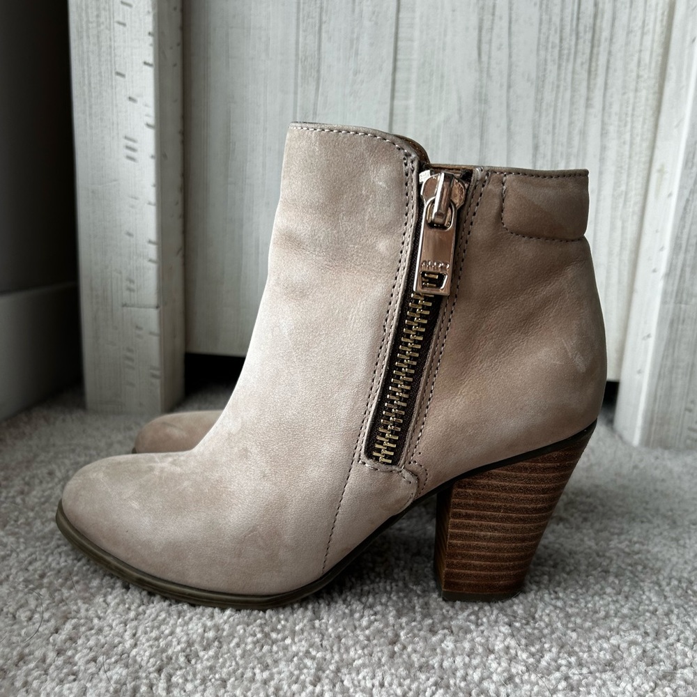 Aldo Ankle Bootie in Gray/Beige Suede with Side Zip & Wooden Heels Size 6